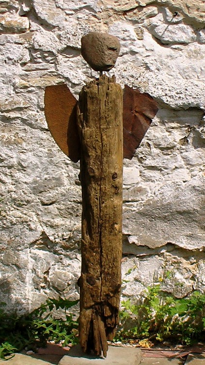 Und der Engel weinte - 2008, Holz, Metall, Stein, H: 140 cm